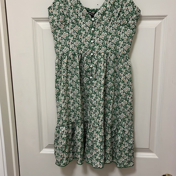 NWOT Green Floral Mini Dress With White Buttons. Size 8/10 - Picture 4 of 15